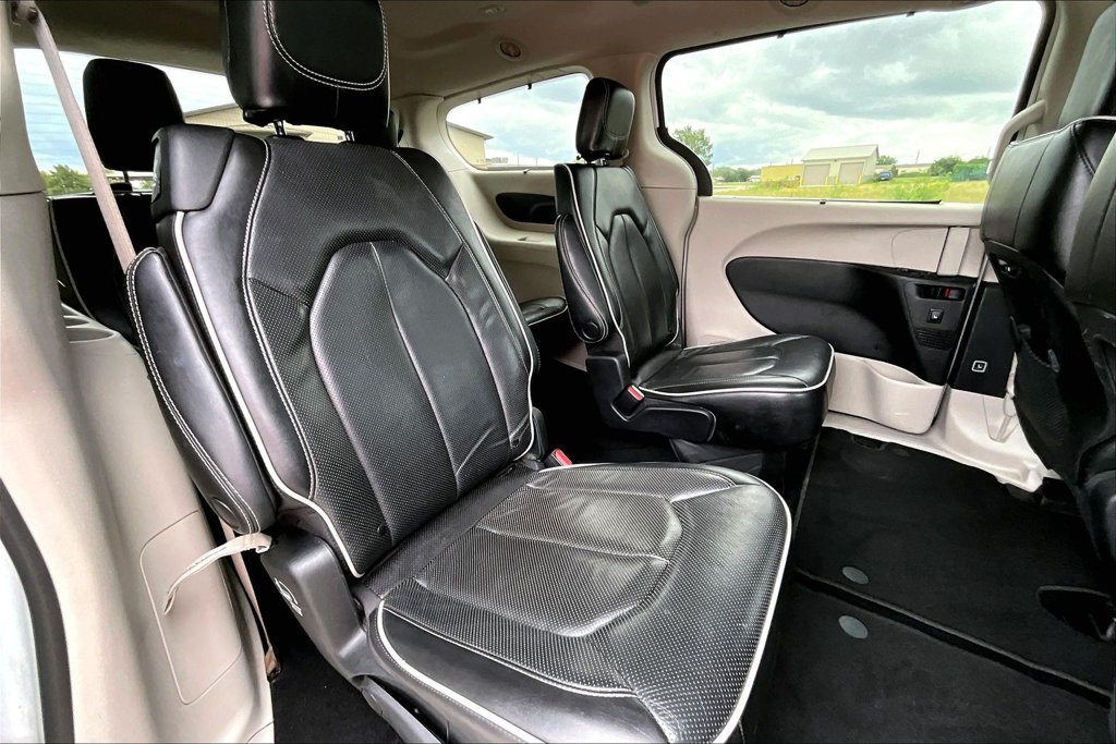 Used 2023 Chrysler Pacifica Limited FWD image 26