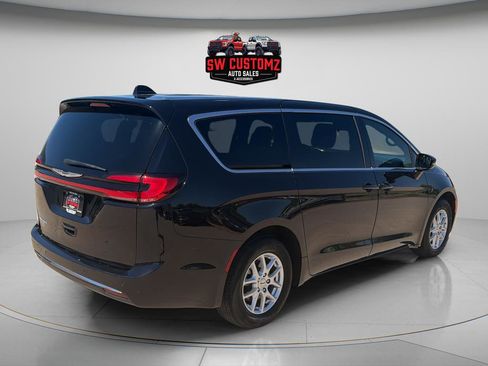 Used 2025 Chrysler Pacifica Select FWD image 7