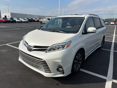 Used 2019 Toyota Sienna Limited Premium w/ Carpet Mat Package FWD image 2