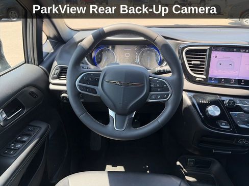 Used 2025 Chrysler Pacifica Select FWD image 18
