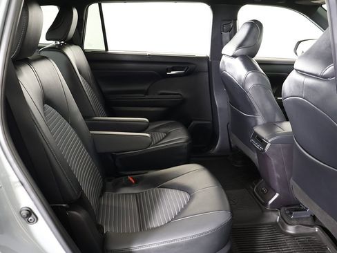 Used 2025 Toyota Highlander XSE image 38