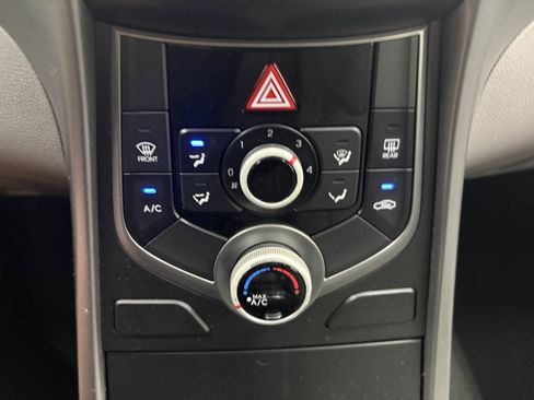 Used 2015 Hyundai Elantra SE w/ Option Group 02 FWD image 16
