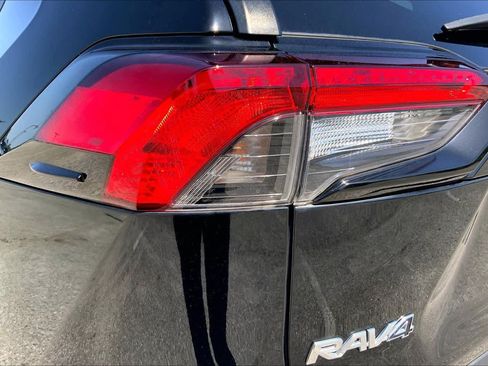 Used 2021 Toyota RAV4 XLE Premium FWD image 28