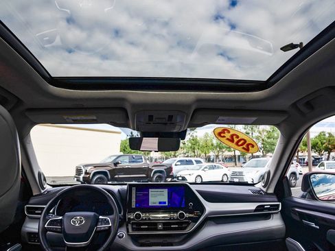 Used 2023 Toyota Highlander Platinum image 20