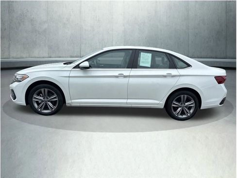Used 2023 Volkswagen Jetta SE FWD image 2
