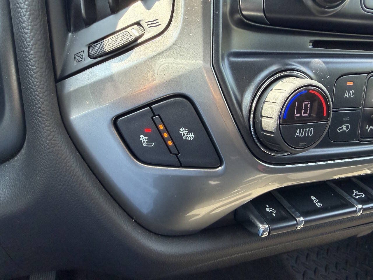 Used 2018 Chevrolet Silverado 1500 LT w/ All Star Edition AWD/4WD image 27