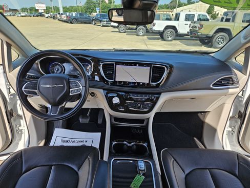 Used 2022 Chrysler Pacifica Limited FWD image 19