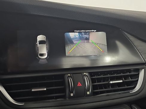 Used 2018 Alfa Romeo Giulia RWD image 21