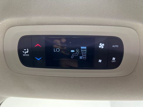 Used 2024 Chrysler Pacifica Touring-L FWD image 34