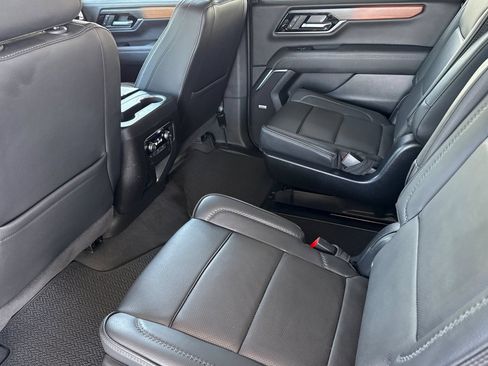Used 2025 GMC Yukon XL Denali RWD image 6