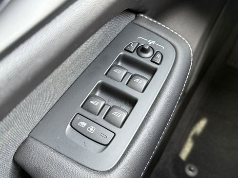 Used 2020 Volvo S60 T5 R-Design image 18