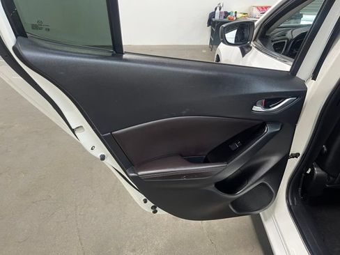 Used 2018 MAZDA MAZDA3 Touring FWD image 19