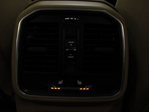Certified 2025 Porsche Macan AWD/4WD image 22