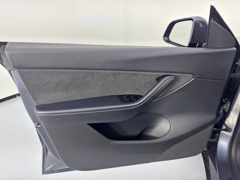 Used 2021 Tesla Model Y Long Range image 42