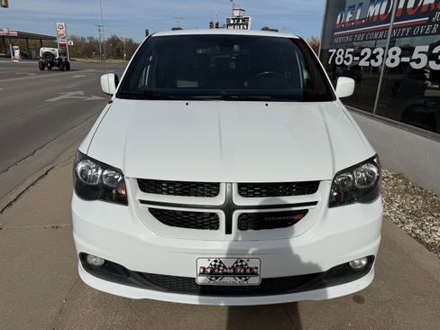 Used 2018 Dodge Grand Caravan GT image 3