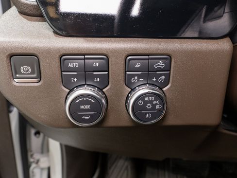 Used 2024 GMC Sierra 1500 SLT w/ SLT Convenience Package AWD/4WD image 30