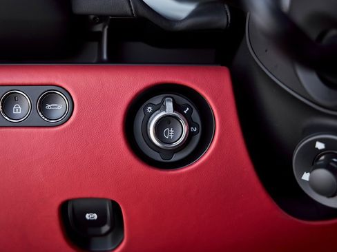 Used 2025 McLaren Artura Spider image 47