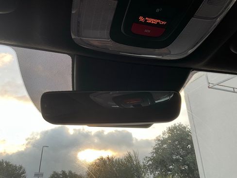 Used 2025 Hyundai Elantra Limited image 32