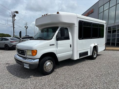 Used 2006 Ford E-350 and Econoline 350 Super Duty RWD image 2