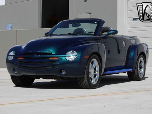 Used 2005 Chevrolet SSR w/ Preferred Equipment Group image 2