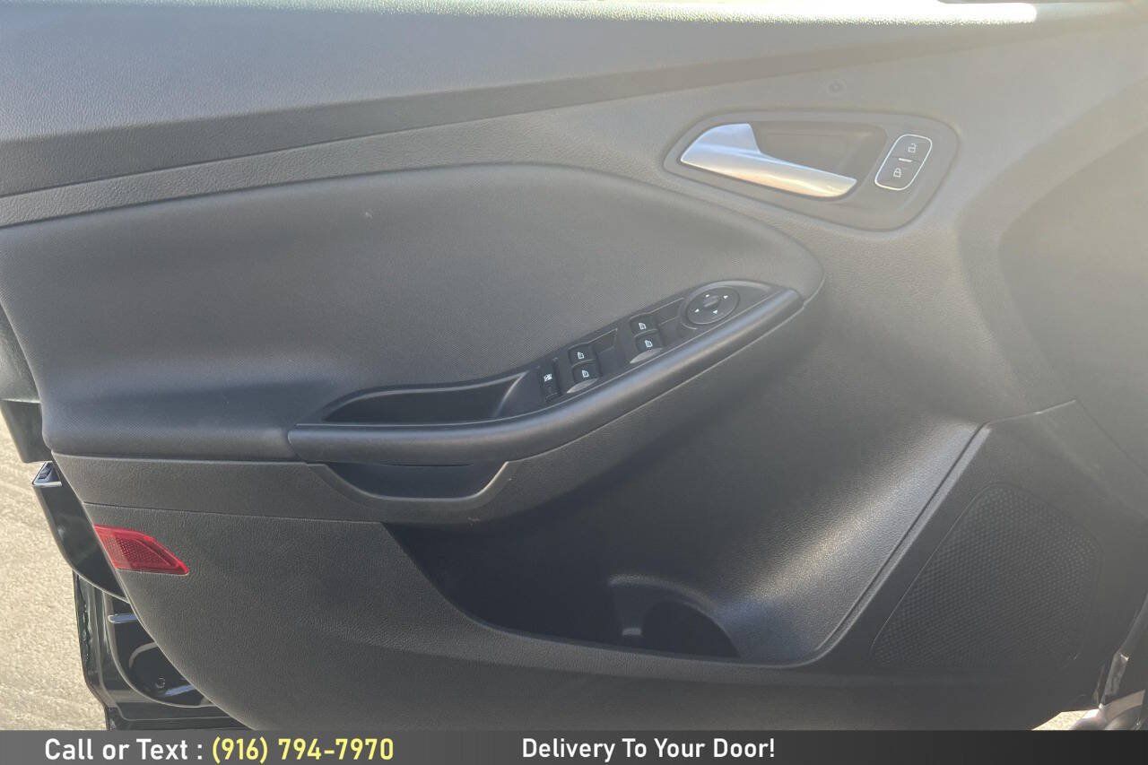 Used 2015 Ford Focus SE w/ SE Cold Weather Package FWD image 17