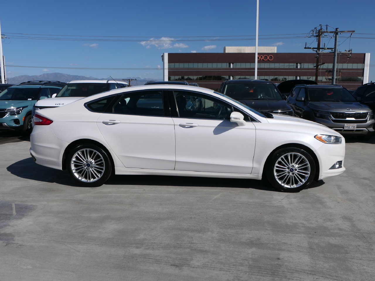 Used 2014 Ford Fusion SE w/ Equipment Group 202A FWD image 2