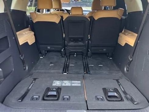 Used 2024 Kia Carnival EX image 10
