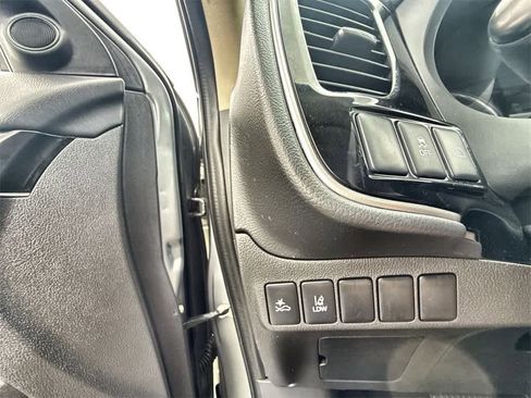 Used 2020 Mitsubishi Outlander SE image 16