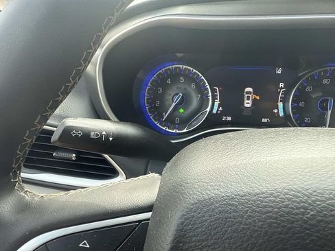 Used 2024 Chrysler Pacifica Touring-L FWD image 32