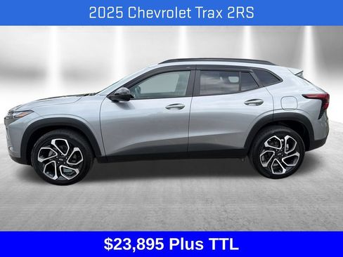 Used 2025 Chevrolet Trax RS w/ Sunroof Package FWD image 2