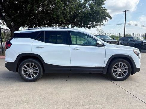 Used 2024 GMC Terrain SLT FWD image 2