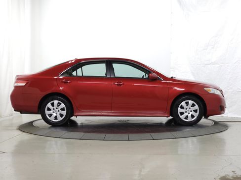 Used 2011 Toyota Camry LE image 9