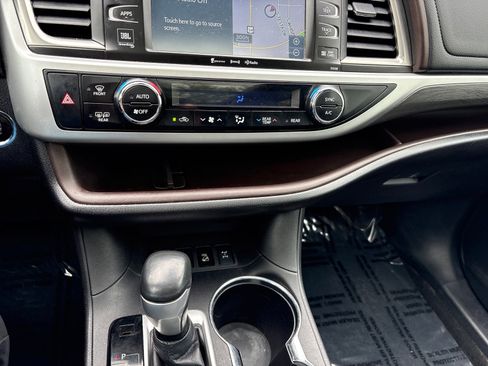 Used 2017 Toyota Highlander AWD V6 image 17