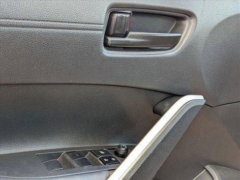 Used 2025 Toyota Corolla Cross LE image 4