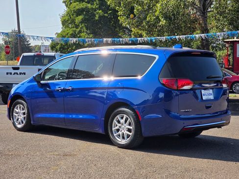 Used 2020 Chrysler Pacifica Touring FWD image 2