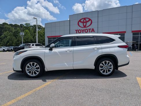 Used 2021 Toyota Highlander Limited FWD image 2