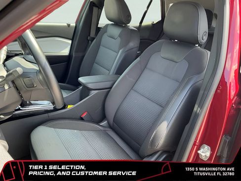 Used 2025 Chevrolet Trax LT w/ LT Convenience Package FWD image 32