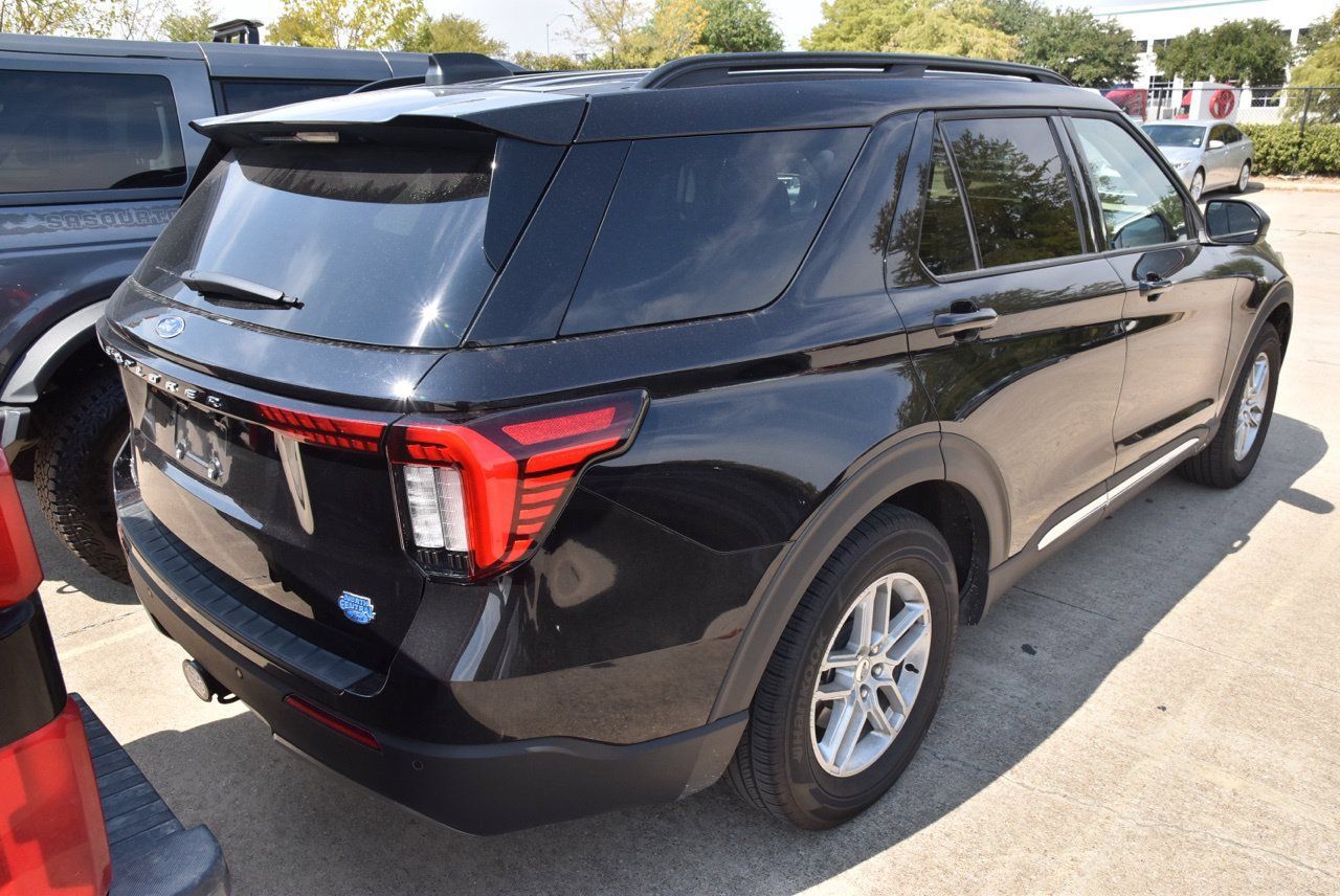 Certified 2025 Ford Explorer Active w/ Active Comfort Package RWD image 7