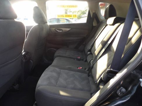 Used 2016 Nissan Rogue SV image 5