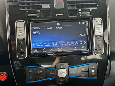 Used 2017 Nissan Leaf SV w/ Premium Package image 19