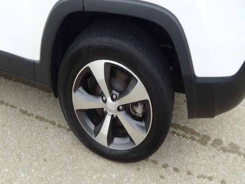 Certified 2022 Jeep Cherokee Limited AWD/4WD image 9