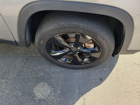 Used 2019 Jeep Cherokee Latitude Plus AWD/4WD image 9