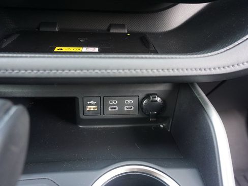 Used 2023 Toyota Highlander XLE FWD image 14