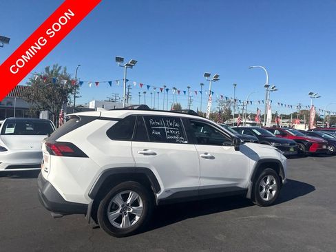 Used 2020 Toyota RAV4 LE w/ Carpet Mat Package AWD/4WD image 4