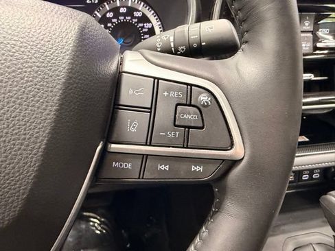 Used 2024 Toyota Highlander XLE AWD/4WD image 31