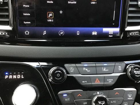 Used 2023 Chrysler Pacifica Touring-L image 12