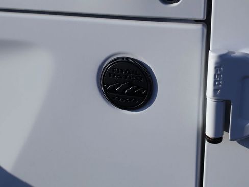 Used 2025 Jeep Gladiator Sport AWD/4WD image 9