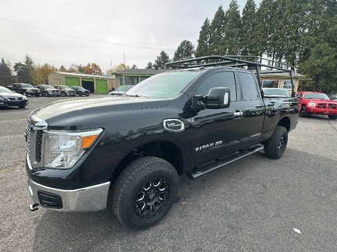Used 2017 Nissan Titan SV image 7