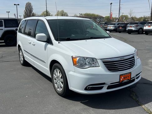 Used 2015 Chrysler Town & Country Touring image 5