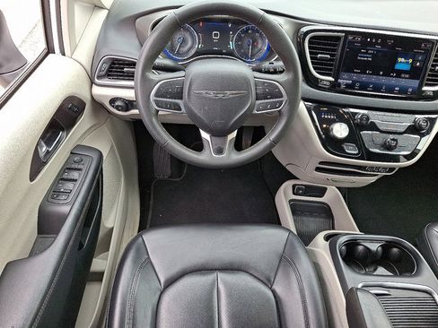 Used 2023 Chrysler Pacifica Touring-L FWD image 13